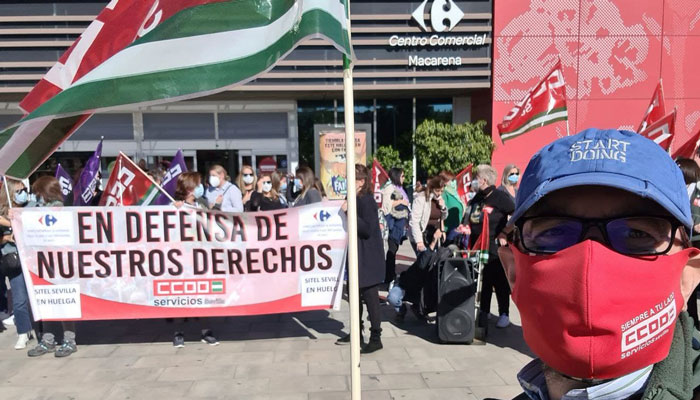 CCOO protesta frente a Carrefour en Sevilla