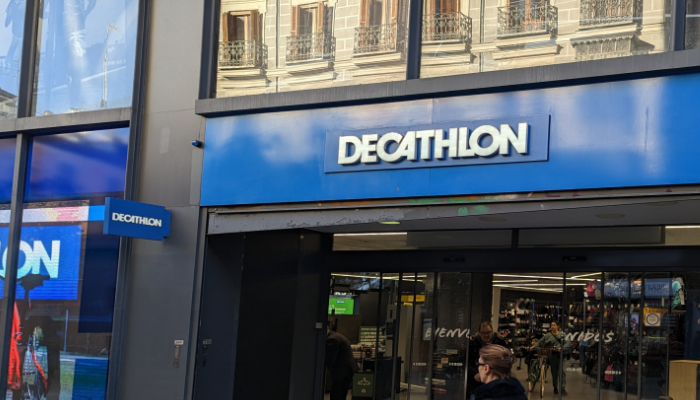 foto de la fachada de una tienda de Decatlon en una céntrica calle de Madrid