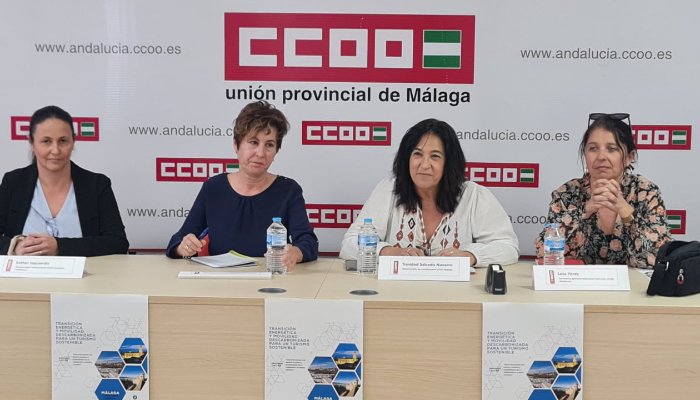 Personas que participan en mesa taller descarbonización turismo Málaga
