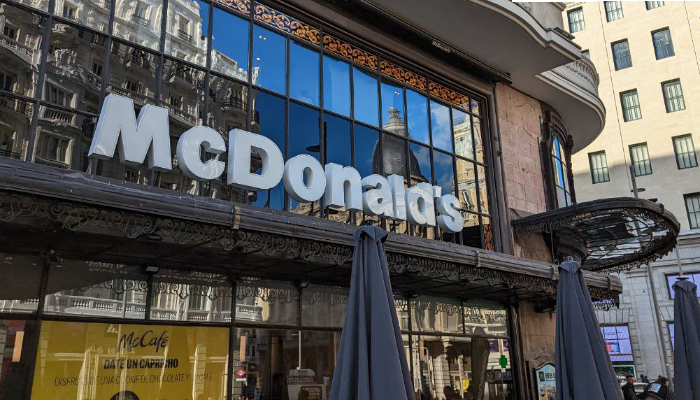 foto del la fachada del MacDonald\'s de Gran Vía con calle Montera en Madrid