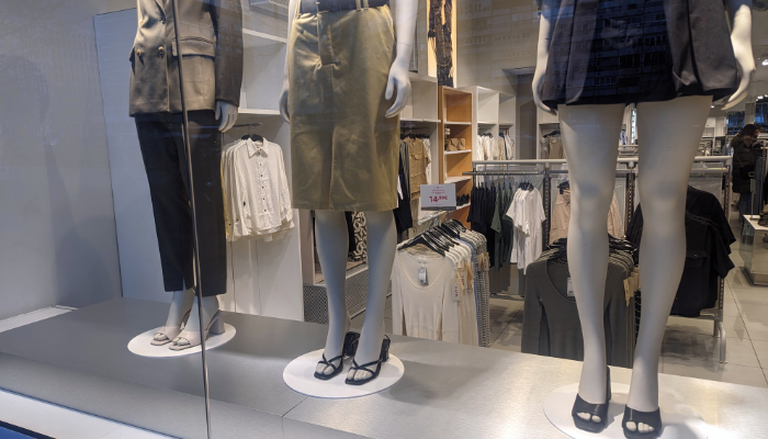 Foto del escaparate de la tienda H&M del Centro Comercial en Paseo de la Castellana en Madrid