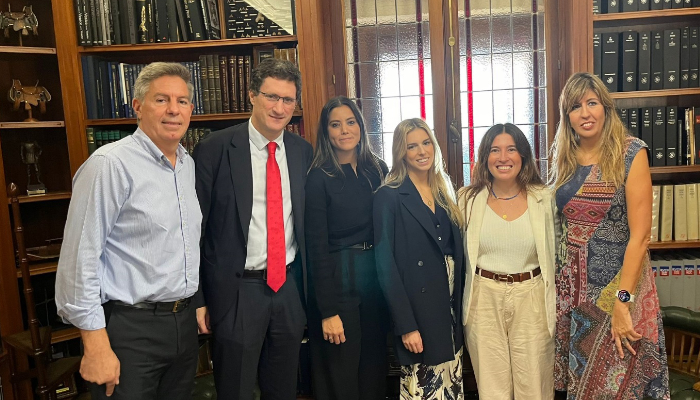 Foto de las personas que han participado en la negociación del Plan de Igualdad de ITURRI y  su posterior firma