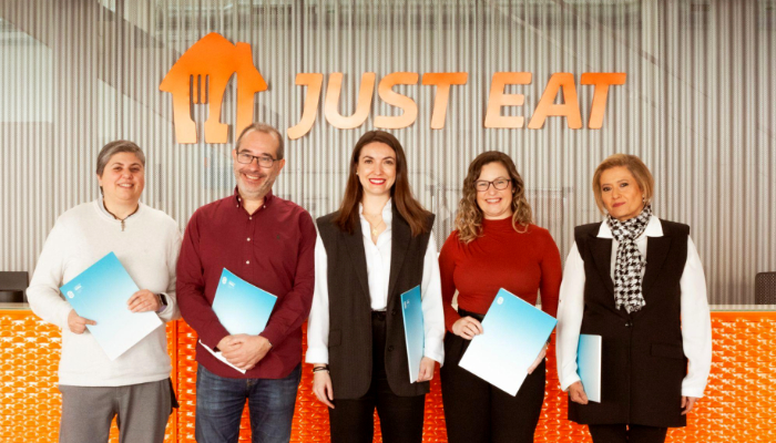 Foto en la sede de Just Eat en Madrid de las personas que firma un nuevo acuerdo de convenio 