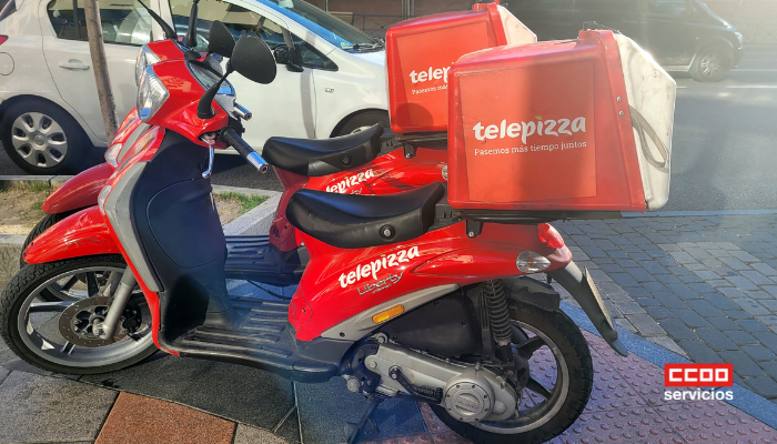 Motos aparcadas en la calle Bravo Murillo de Madrid del personal de reparto de la empresa Food Delivery Brands Telepizza