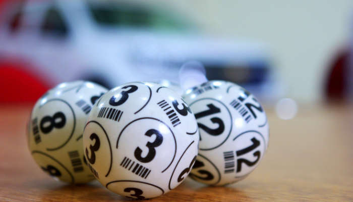 varias bolas con números del juego del bingo 