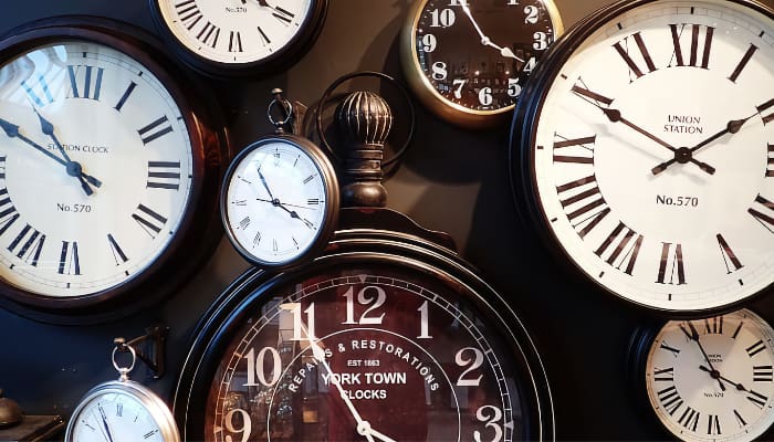 Relojes para ilustrar negociación sobre jornada laboral