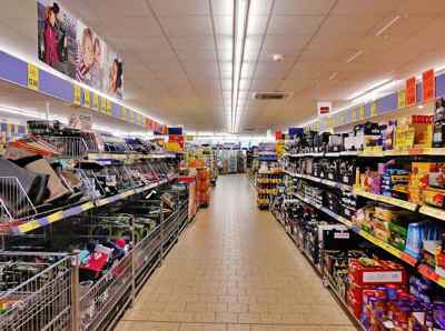 Supermercado, reposición de estanterías