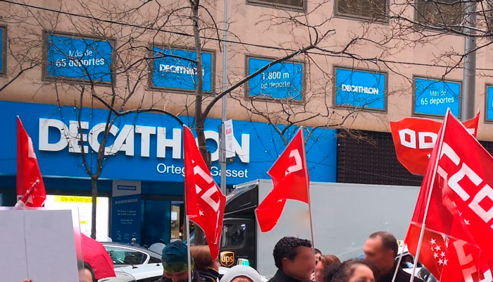 foto de una concentración de protesta en una tienda de Decathlon en Madrid (imagen de archivo)
