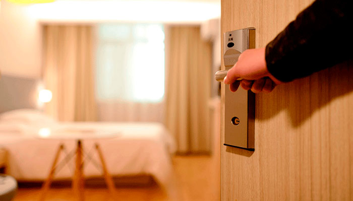 abriendo puerta de una habitación de un hotel