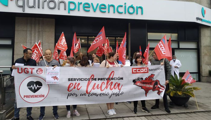 Trabajadores y trabajadoras manifestándose en la puerta de Quirón Prevención