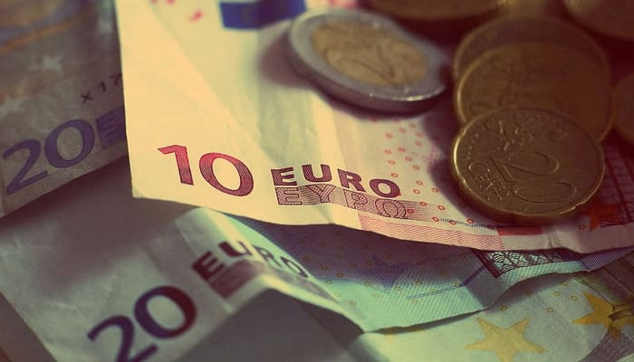 Euros monedas y billetes. Salario