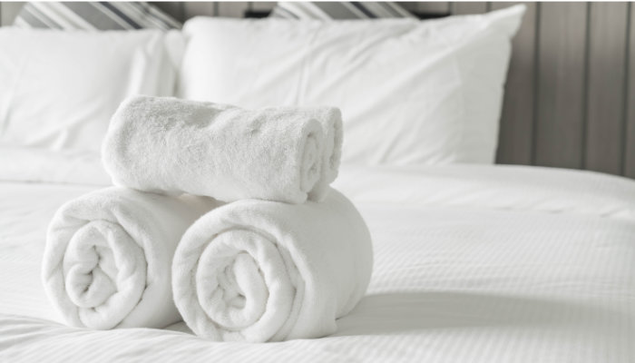 toallas encima de cama interior dormitorio
